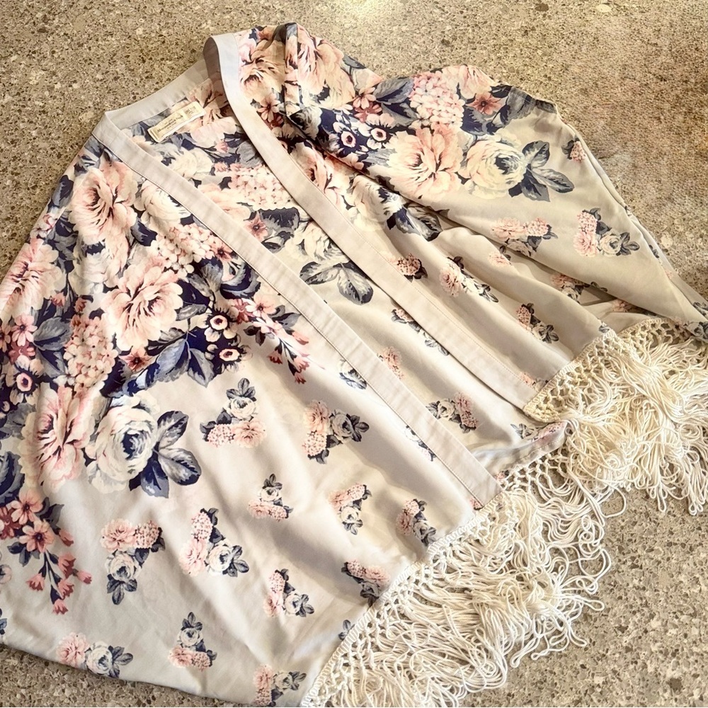 Vintage Floral Kimono with Fringe - Abercrombie & Fitch - Size OS ⭐🌺 - Picture 1 of 12